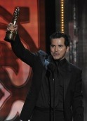 John Leguizamo celebra su premio Alma como mejor actor por "Nothing Like the Holidays"
